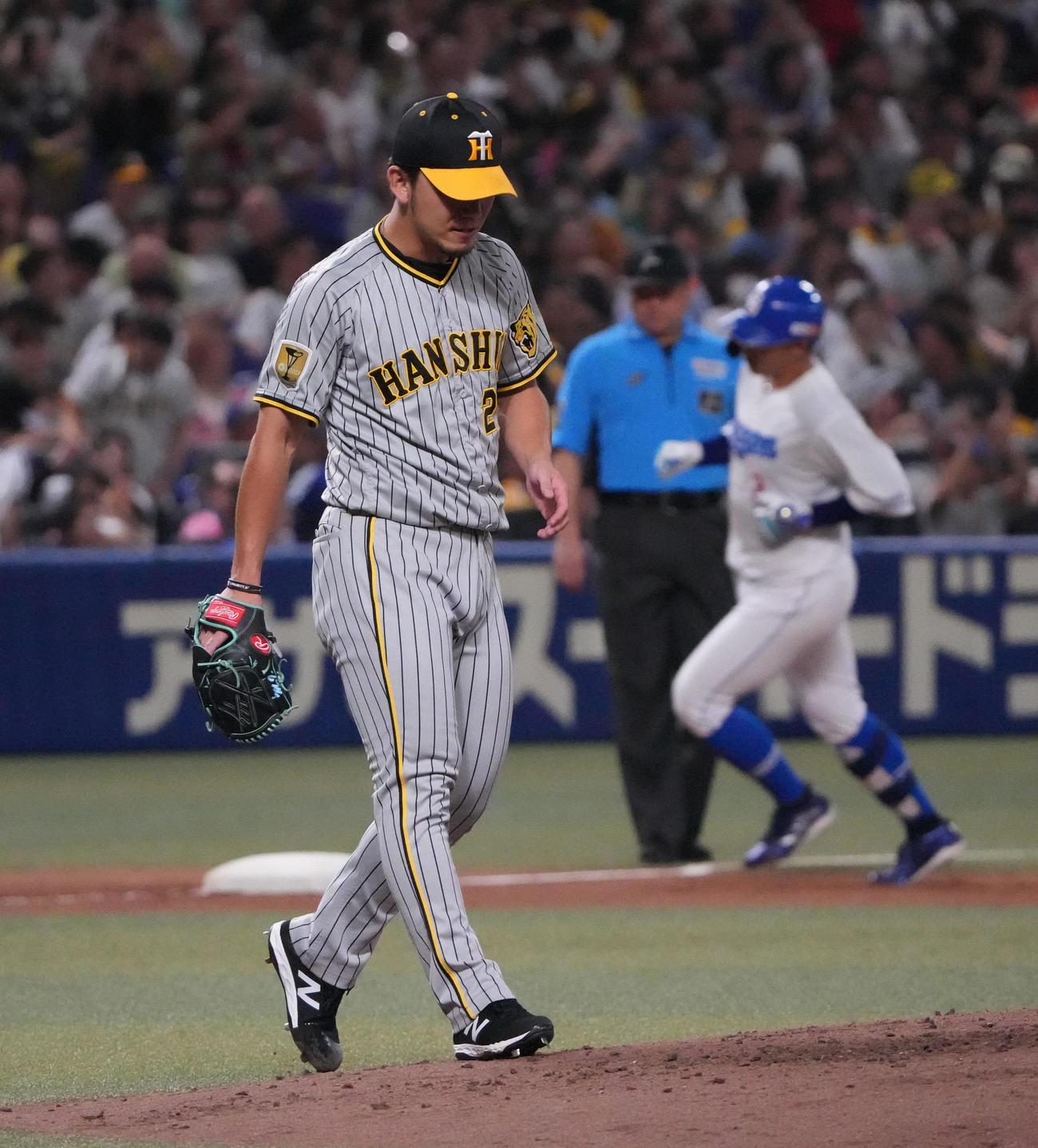 中日対阪神　2回裏中日無死二、三塁、高橋周に右越え3点本塁打を打たれた伊藤将（左）（撮影・森本幸一）