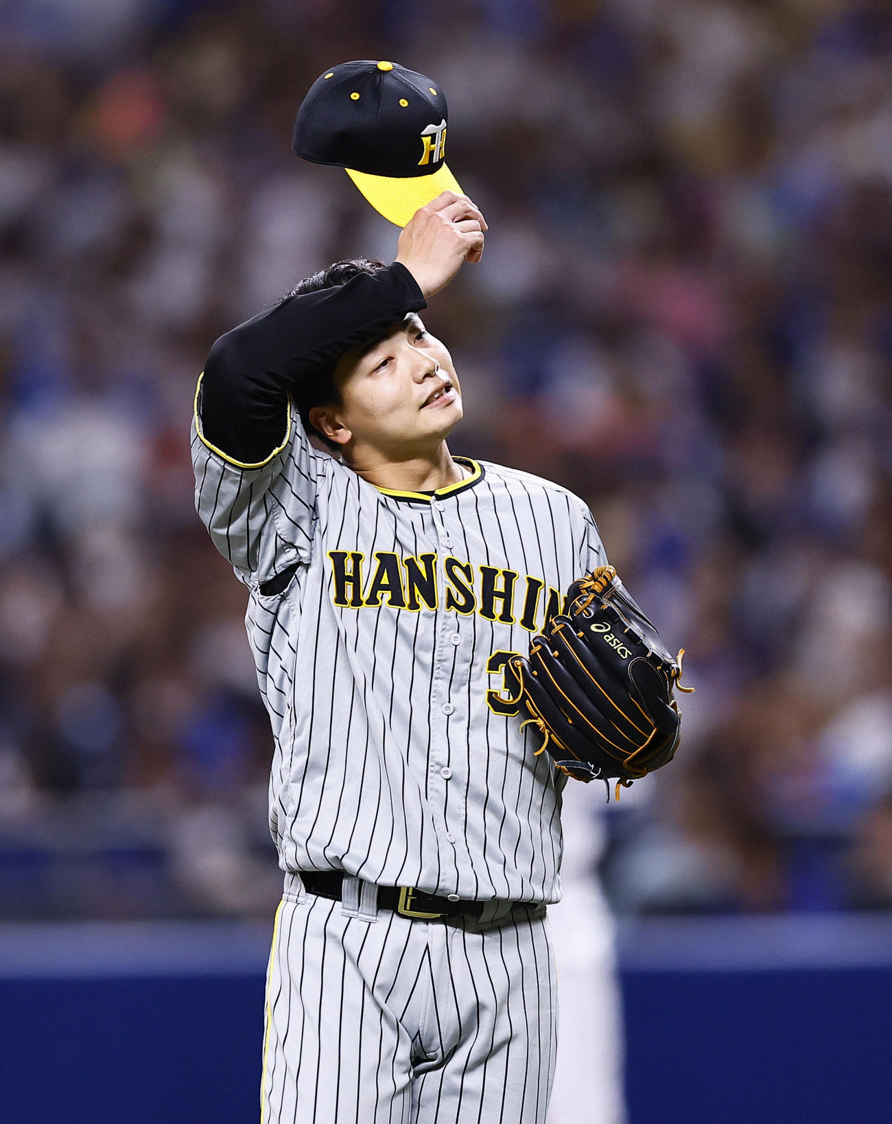 中日対阪神　5回裏中日無死一、二塁、山本に四球を与え汗をぬぐう漆原（撮影・藤尾明華）