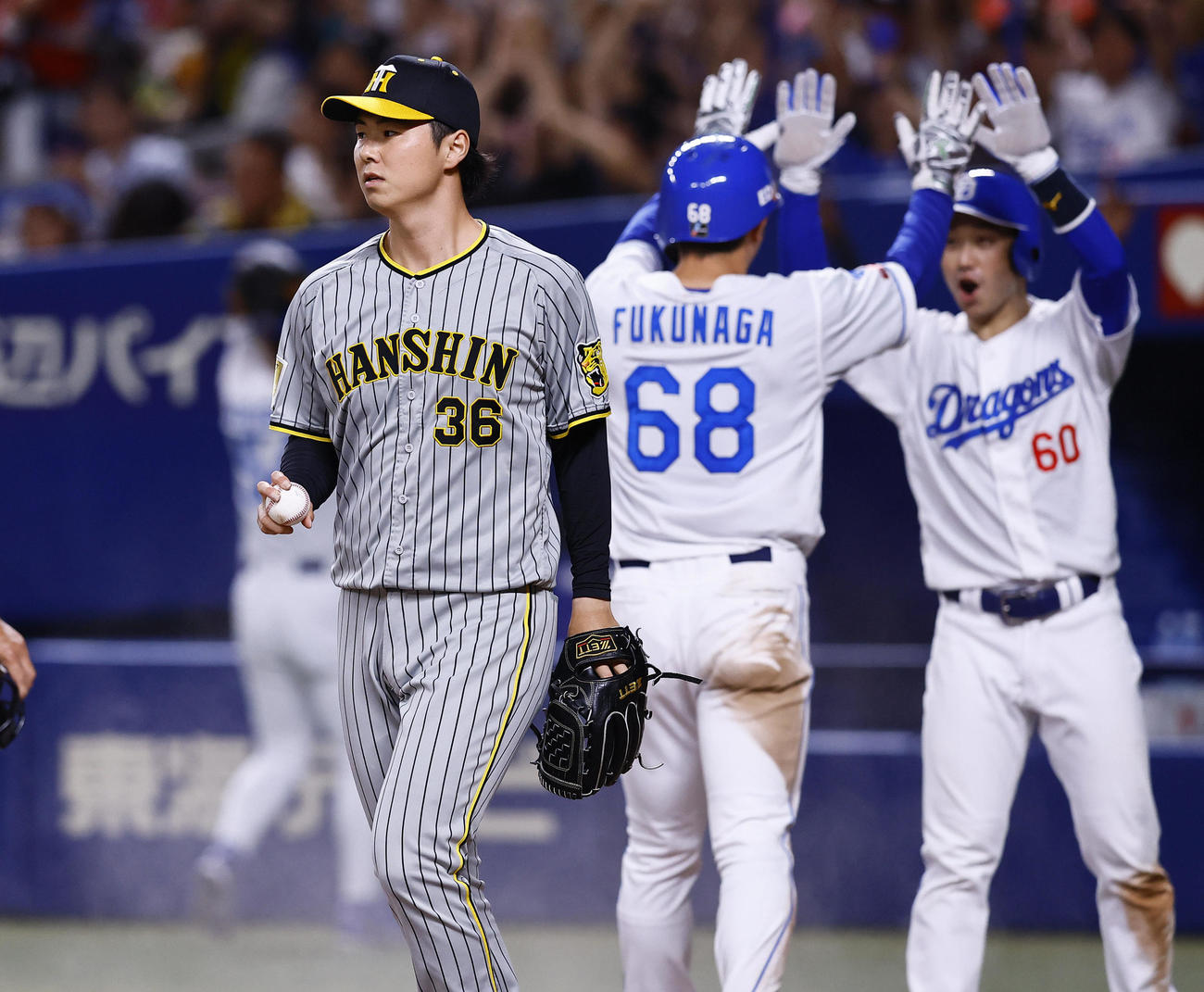 中日対阪神　5回裏中日1死一、二塁、浜地は細川に左越え2点適時二塁打を浴びる（撮影・藤尾明華）