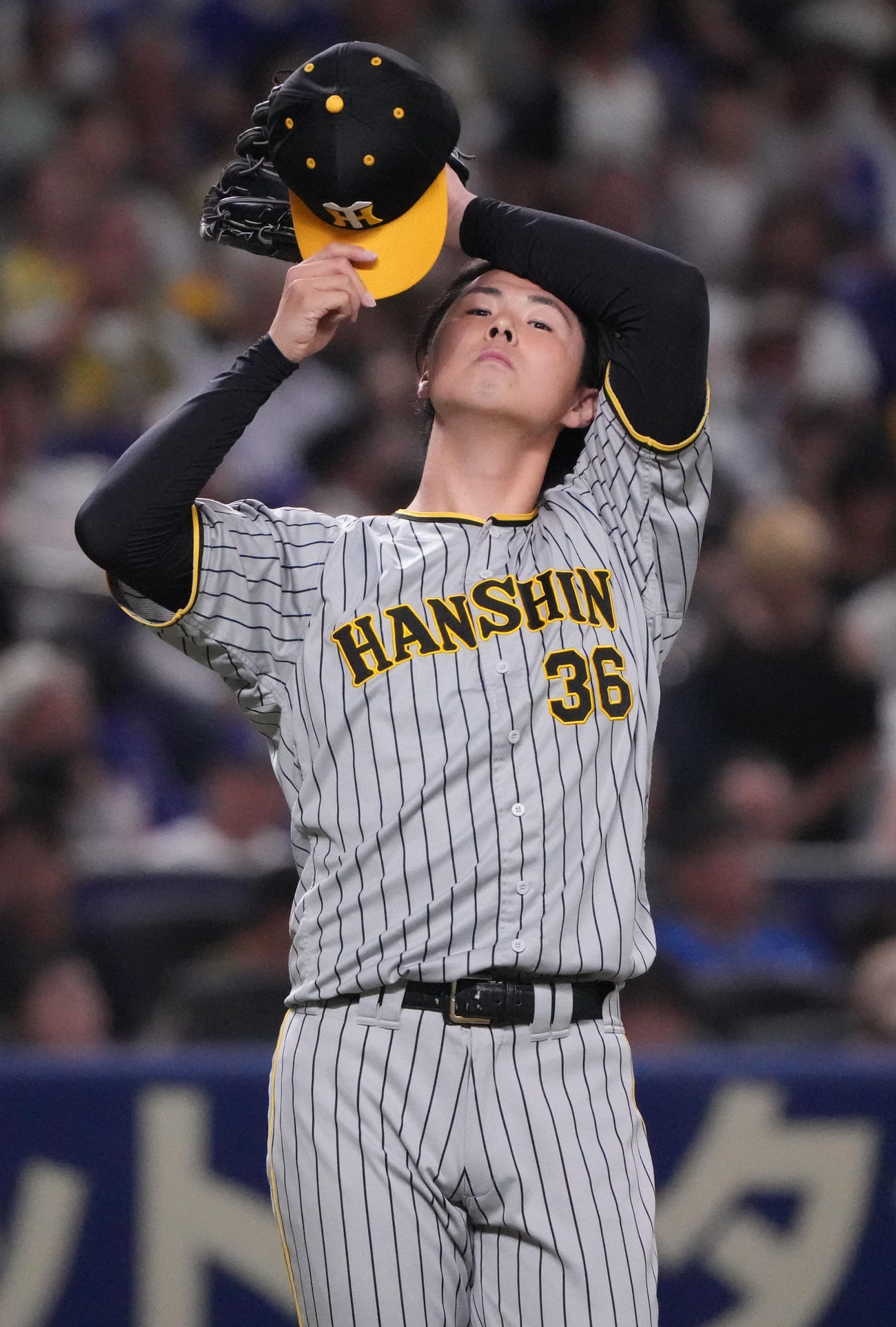中日対阪神　5回裏中日1死二塁、汗を拭く浜地（撮影・森本幸一）