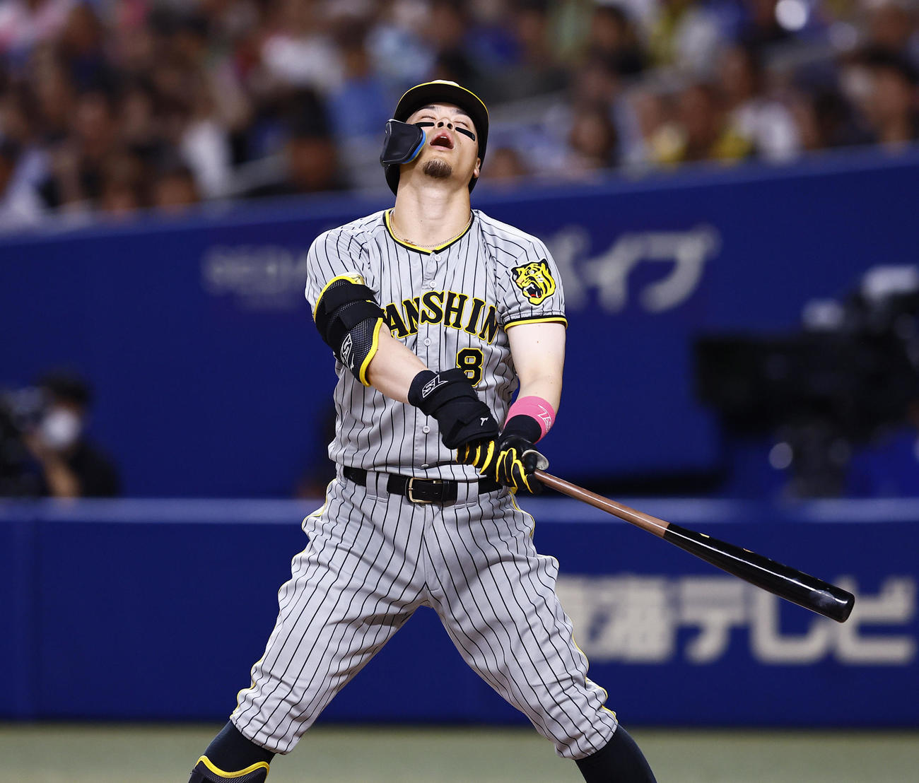 中日対阪神　7回表阪神無死、空振り三振に倒れる佐藤輝（撮影・藤尾明華）