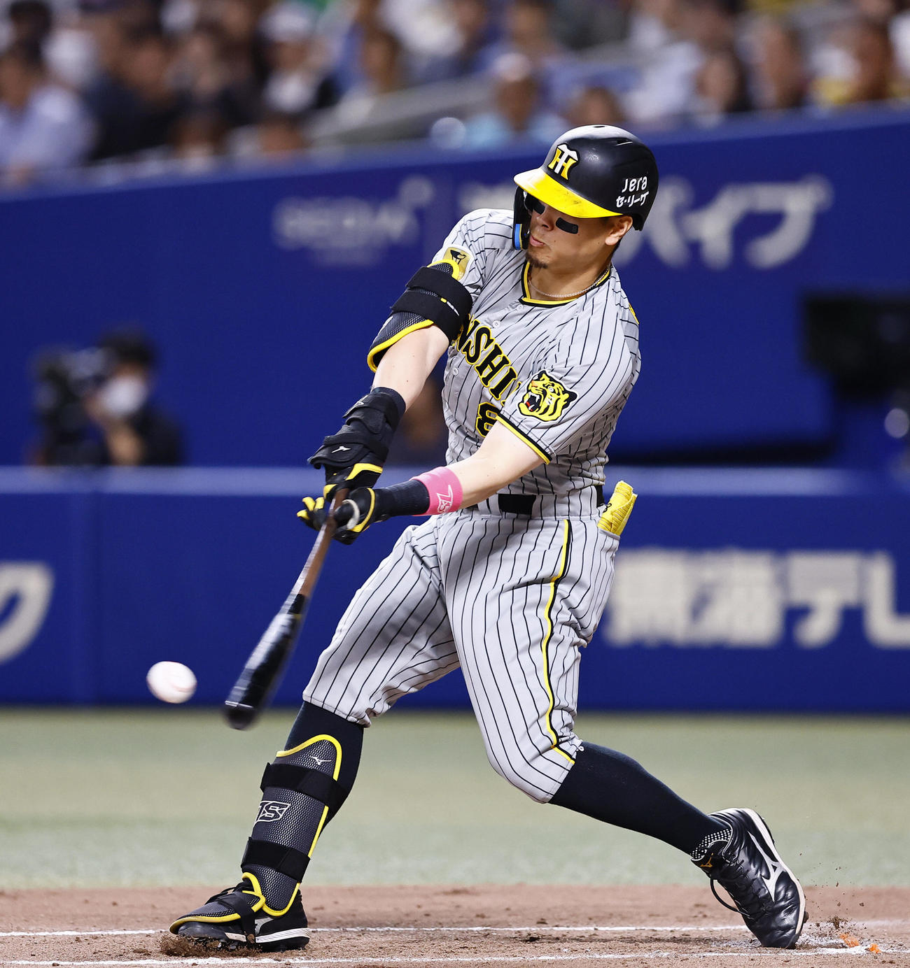 中日対阪神　2回表阪神無死、佐藤輝は右前打を放つ（撮影・藤尾明華）
