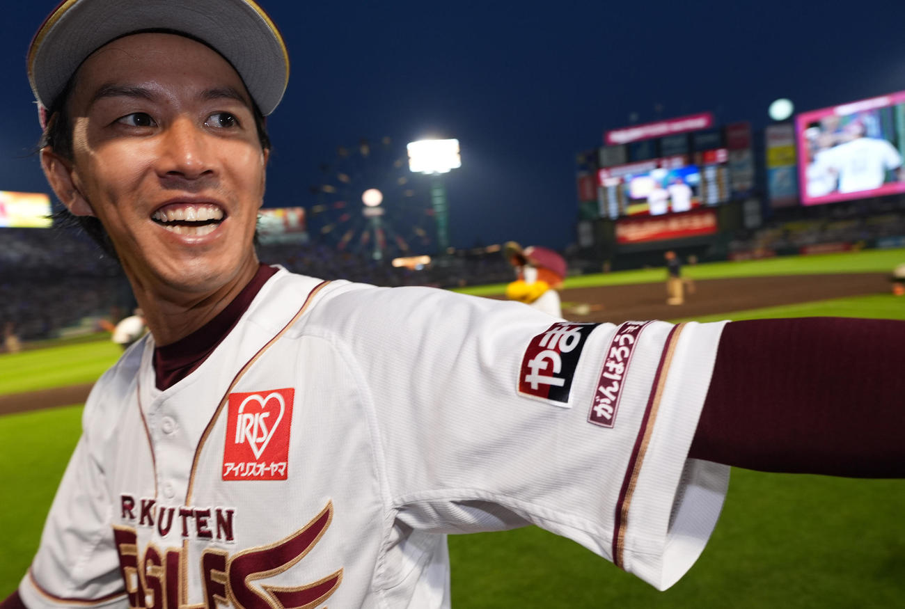 楽天対西武　完封勝利を飾った楽天岸は、笑顔でファンとタッチ（撮影・菅敏）