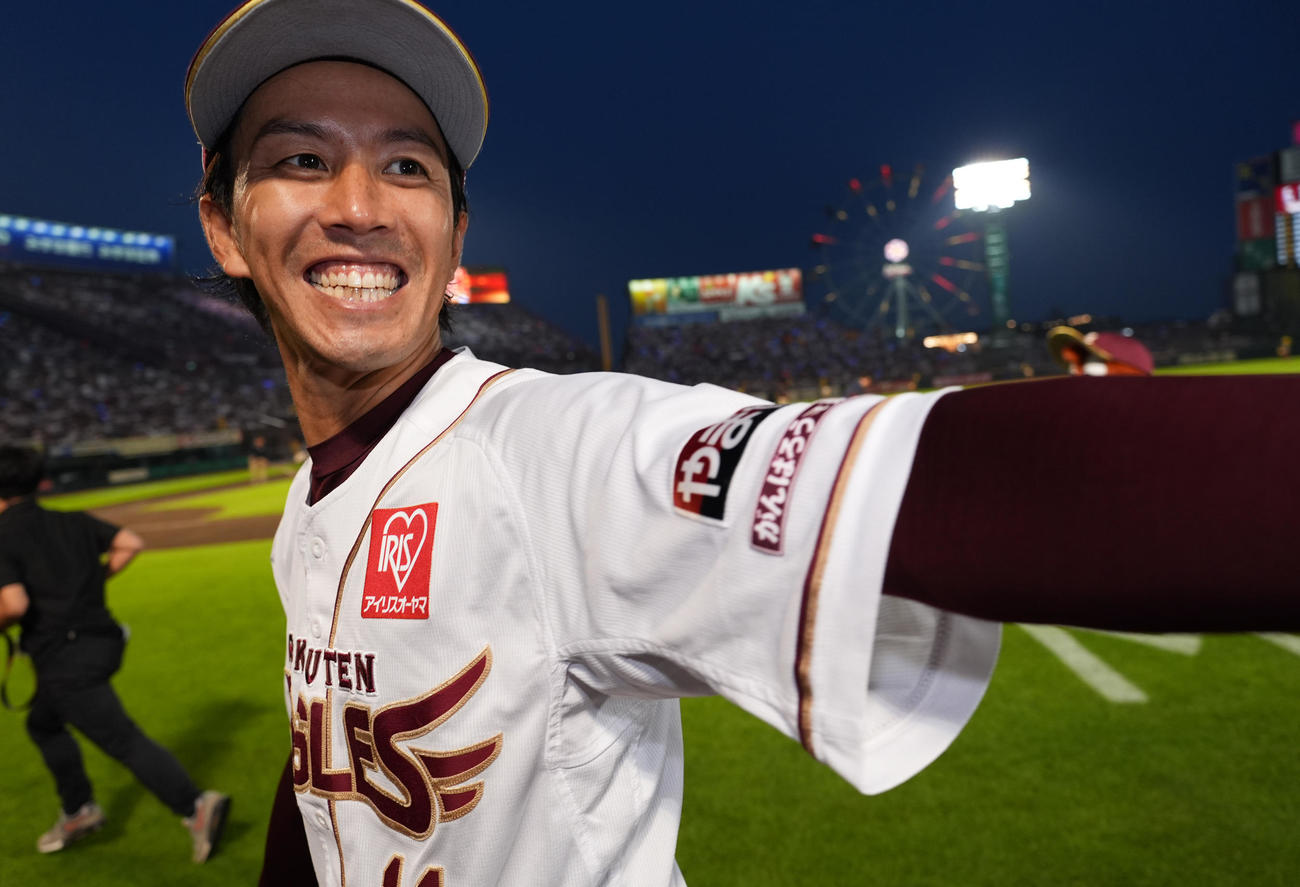 楽天対西武　完封勝利を飾った楽天岸は、笑顔でファンとタッチ（撮影・菅敏）