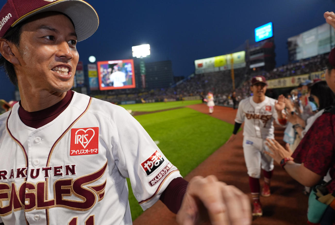 楽天対西武　完封勝利を飾った楽天岸は、笑顔でファンとタッチ（撮影・菅敏）