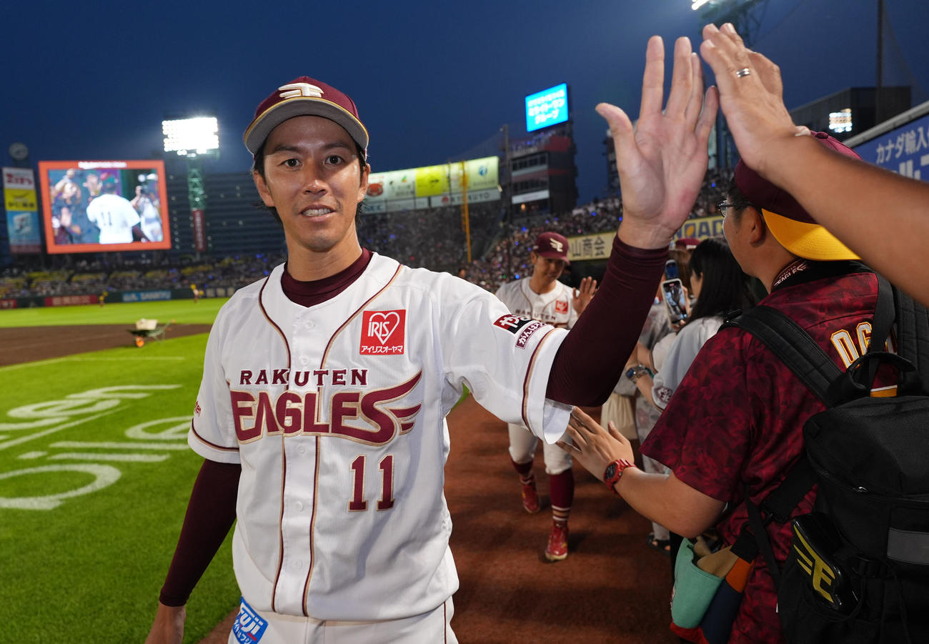 楽天対西武　完封勝利を飾った楽天岸は、ファンとタッチをする（撮影・菅敏）