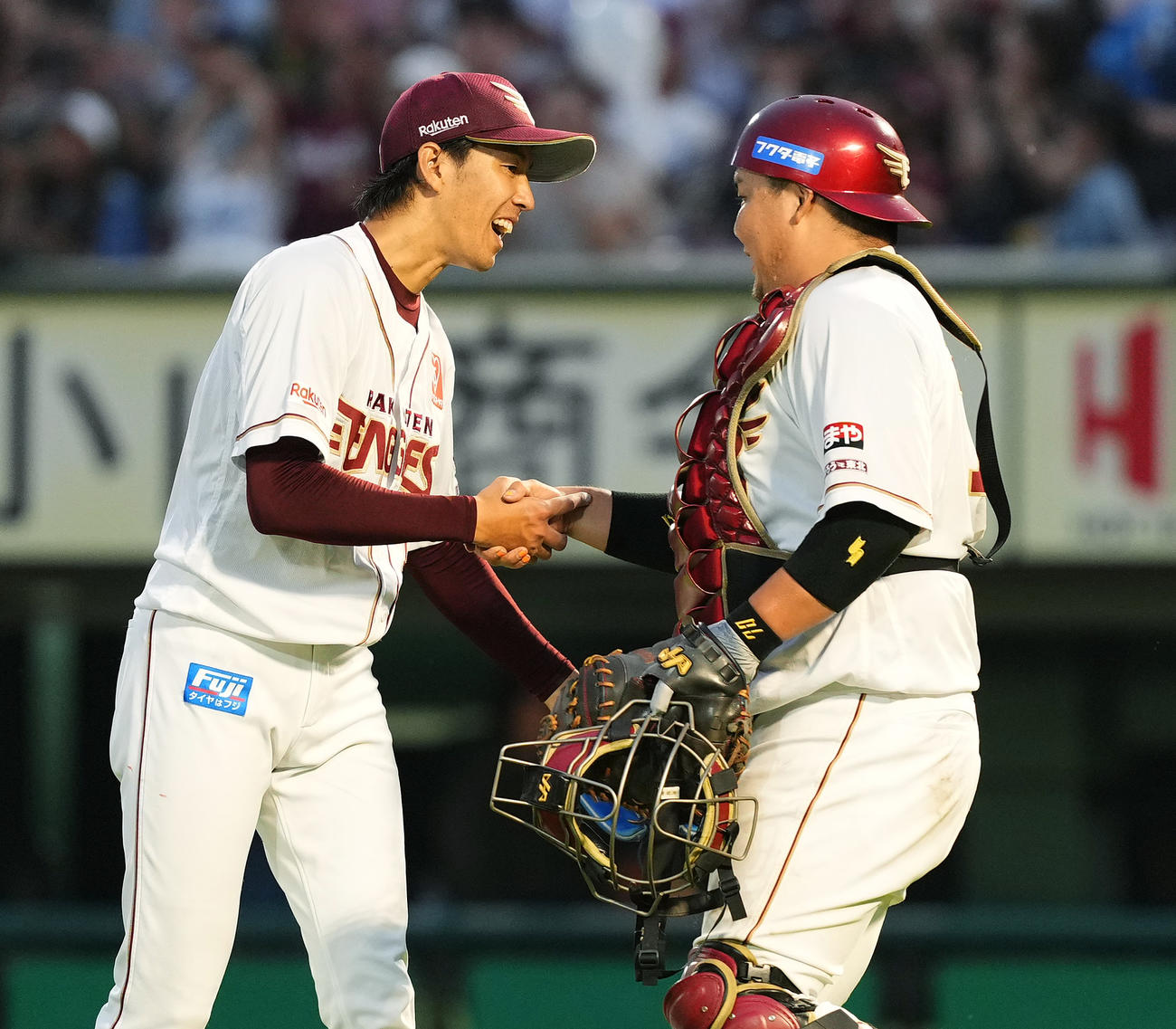 楽天対西武　完封勝利を飾り、捕手石原彪（右）に握手で祝福される楽天岸（撮影・菅敏）