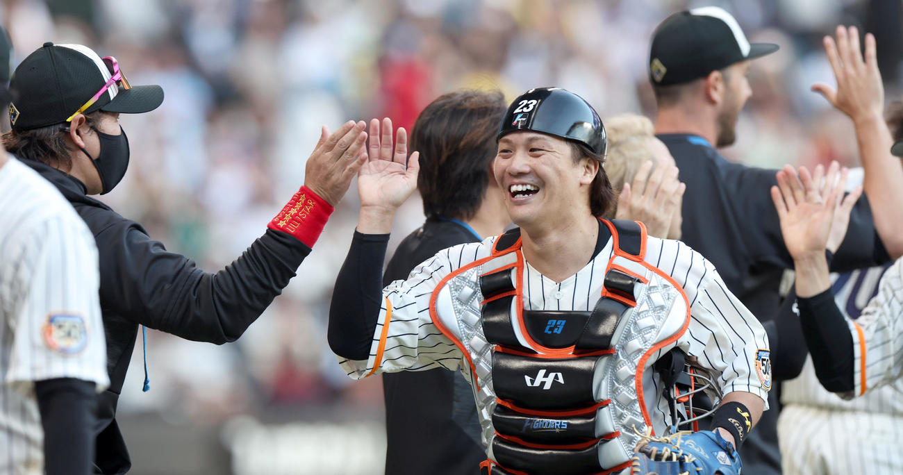 日本ハム対ソフトバンク　試合終了後、笑顔でハイタッチをする新庄監督（左）と伏見（撮影・佐藤翔太）