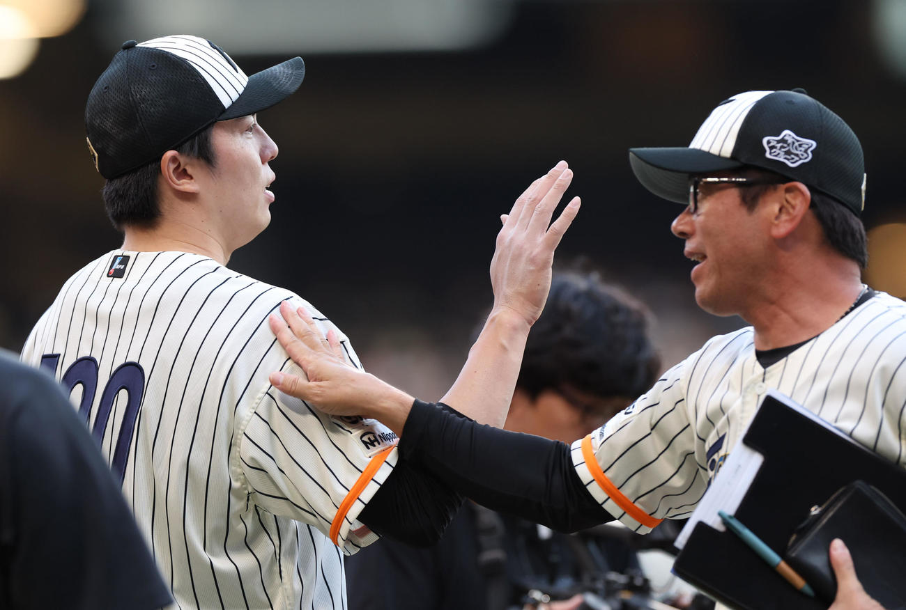 日本ハム対ソフトバンク　試合終了後、涙ぐみながらナインを出迎える日本ハム田中正（撮影・佐藤翔太）