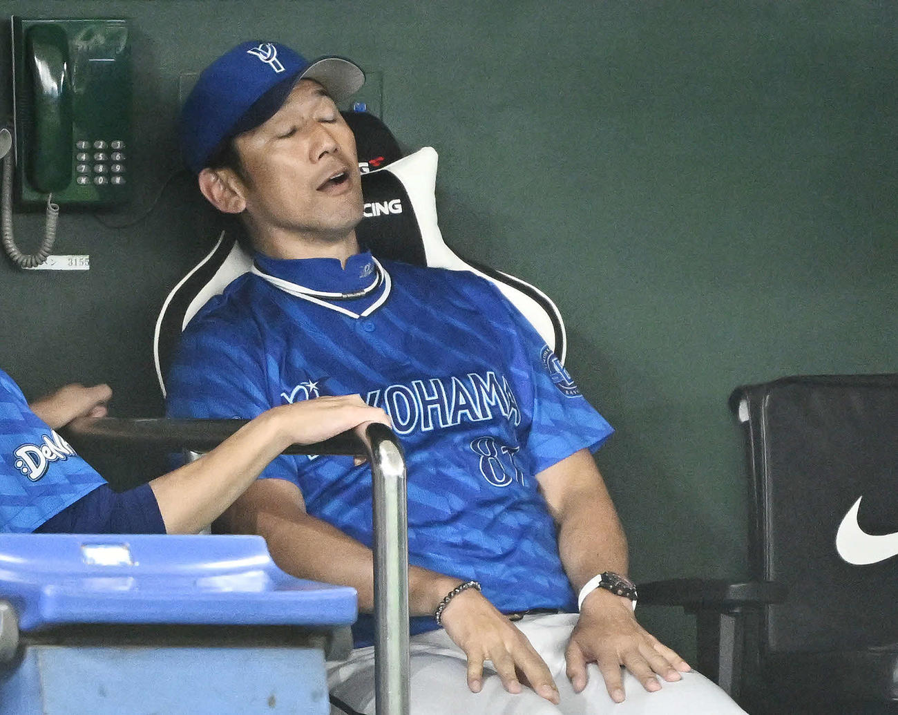 巨人対DeNA 6回裏巨人2死満塁、大城卓の本塁セーフの判定にリクエストするも覆らず、がっくりの三浦監督（撮影・滝沢徹郎）