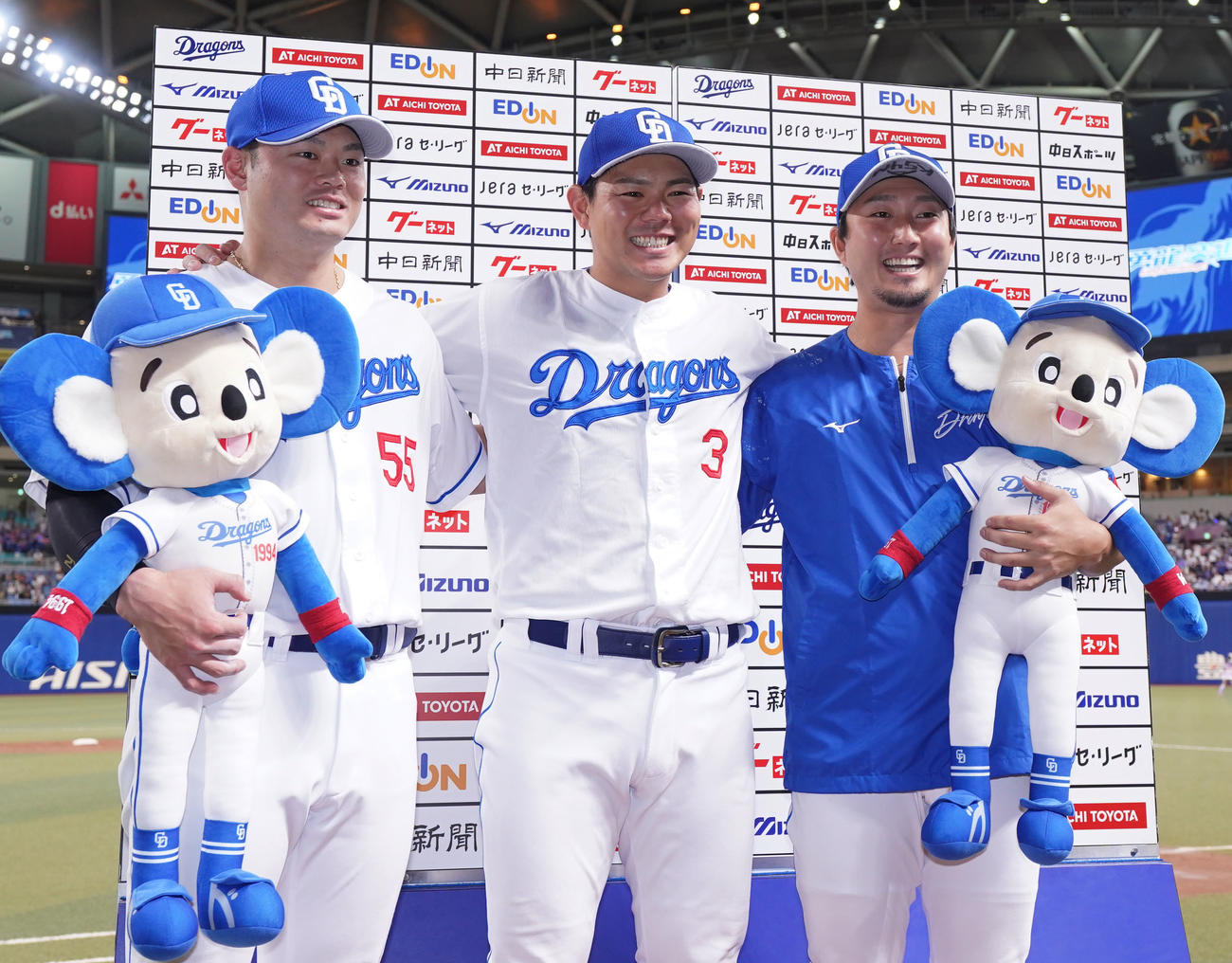 中日対阪神　お立ち台で笑顔を見せる、左から細川、高橋周、藤嶋（撮影・森本幸一）