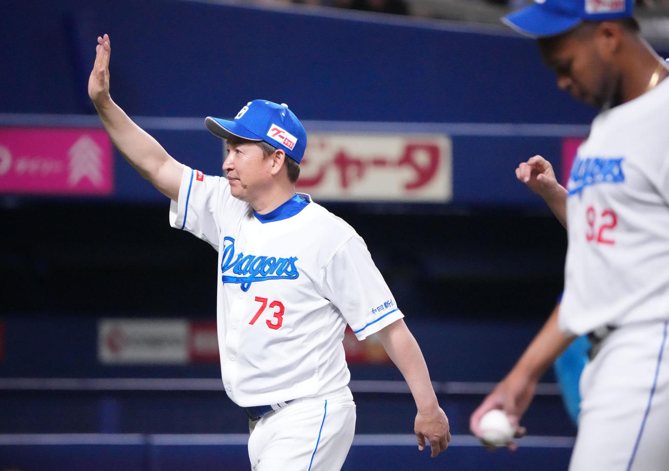 中日対阪神　試合終了、スタンドの観客に手を振る立浪監督（左）（撮影・森本幸一）