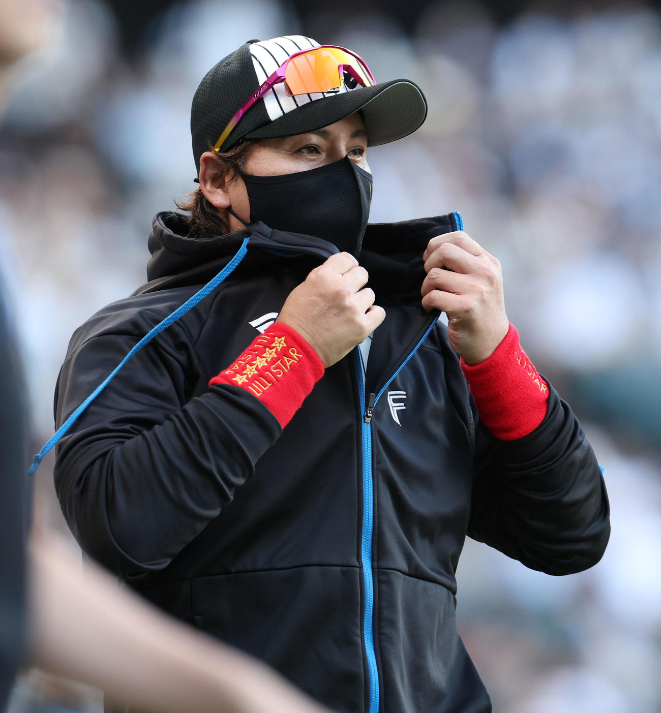日本ハム対ソフトバンク　試合終了後、笑顔でナインを出迎える新庄監督（撮影・佐藤翔太）