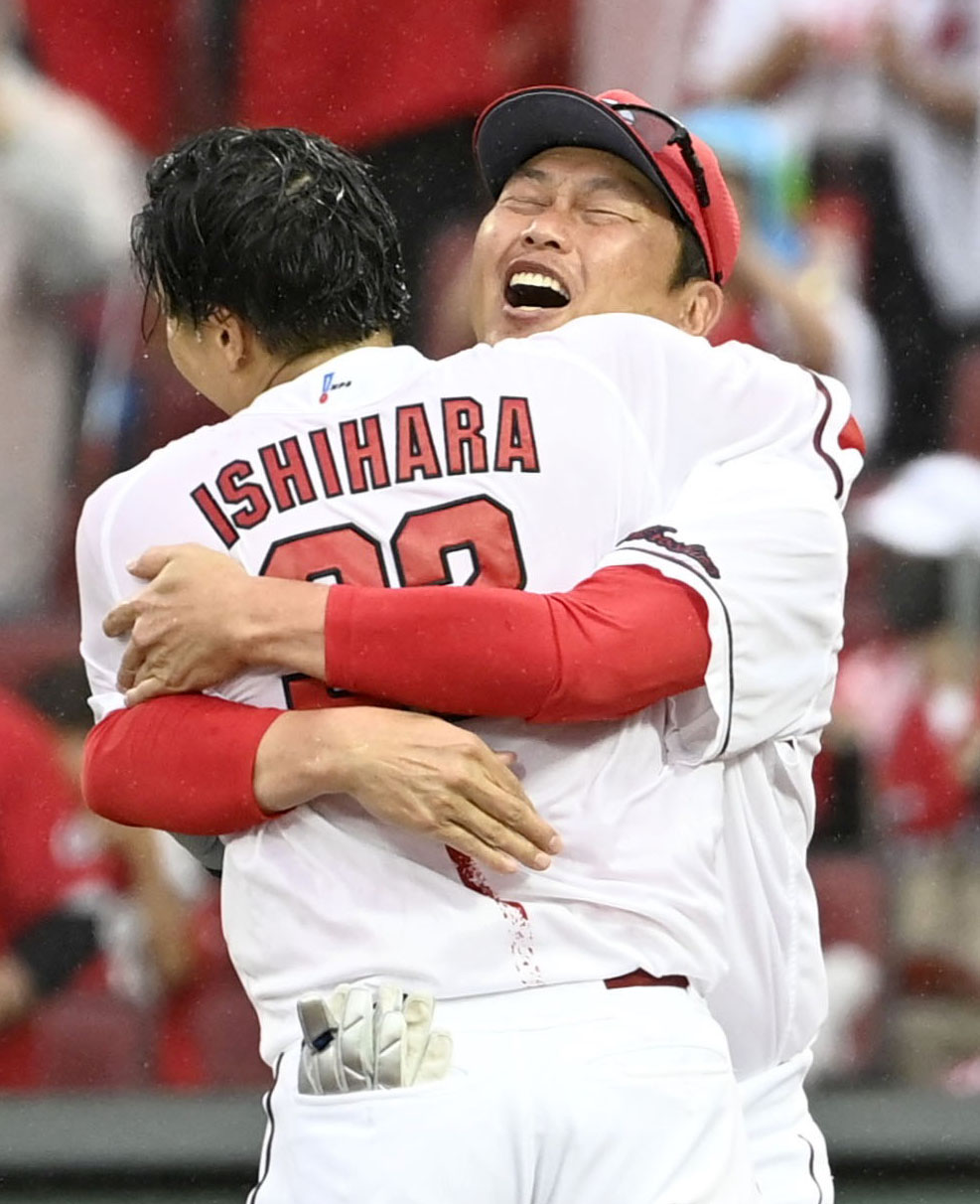 サヨナラ本塁打を放った石原と抱き合って喜ぶ新井監督（共同）