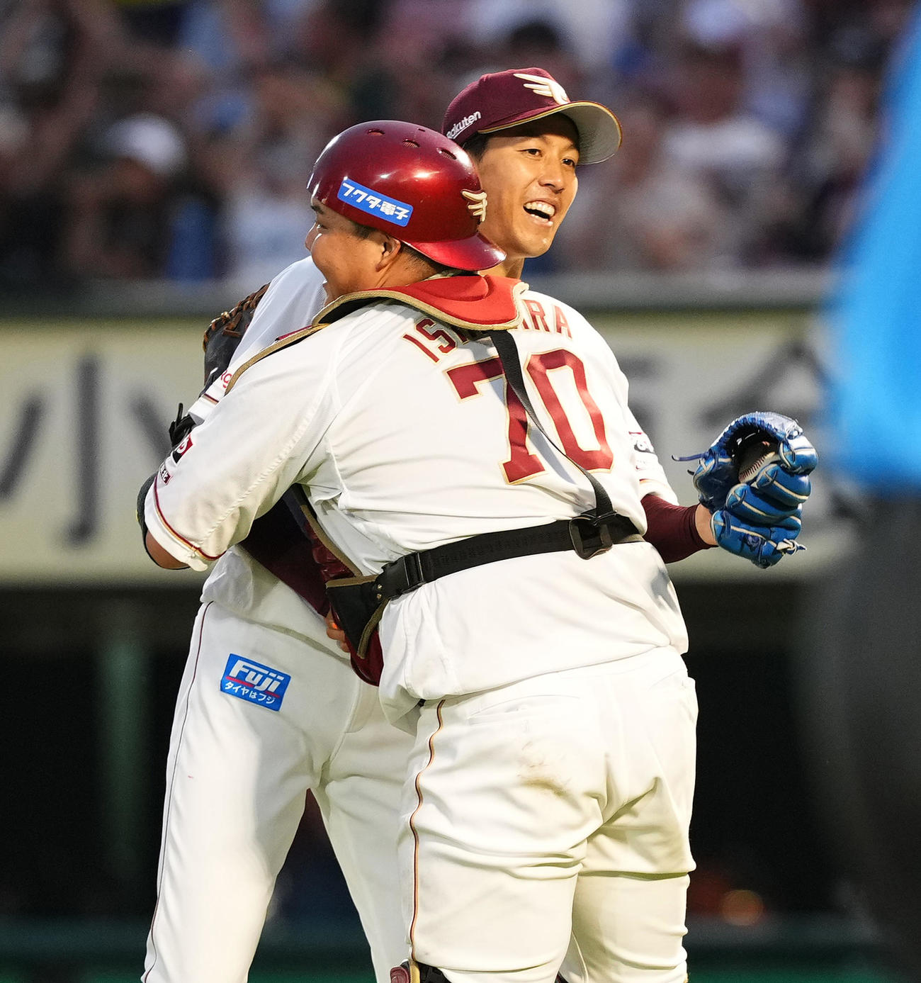 楽天対西武　完封勝利を飾り、捕手石原（左）と抱き合う楽天岸（撮影・菅敏）