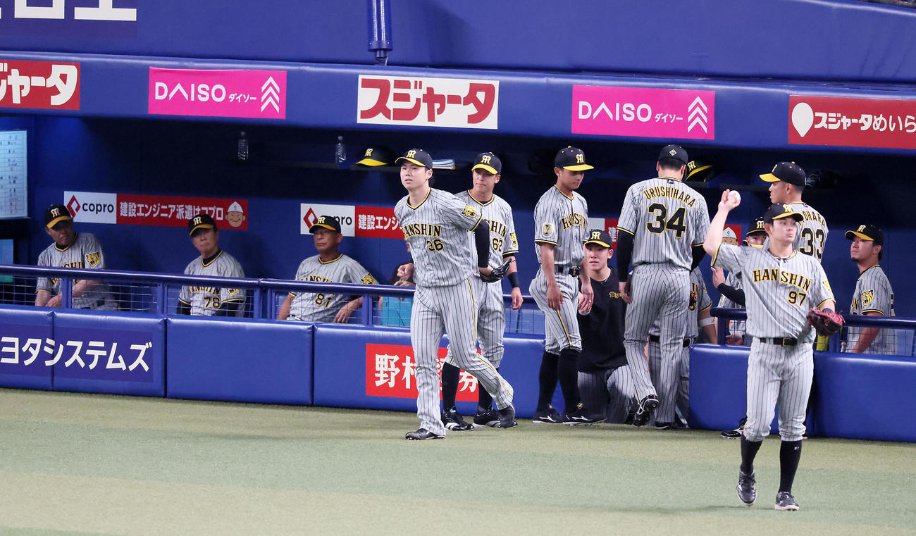 中日対阪神　5回裏中日1死一、二塁、降板した漆原に変わって登板する浜地。右端は先発の伊藤将、左端は岡田監督（撮影・加藤哉）