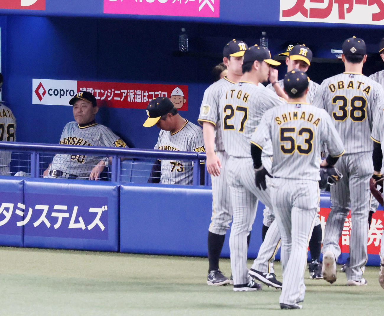 中日対阪神　3回裏を終えベンチへ引き揚げる伊藤将（右）と左端は岡田監督（撮影・加藤哉）