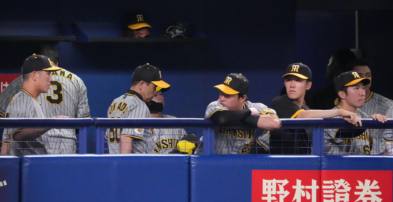 中日対阪神　試合終了、足早にベンチを引き揚げる岡田監督（左から3人目）（撮影・森本幸一）