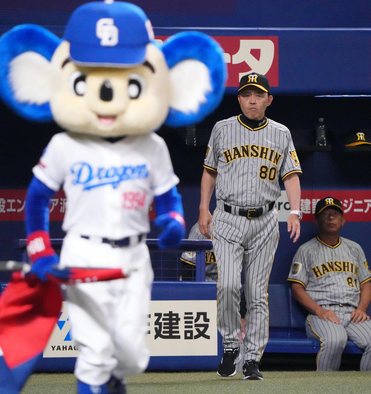 中日対阪神　7回表終了、選手交代を告げる岡田監督（撮影・森本幸一）