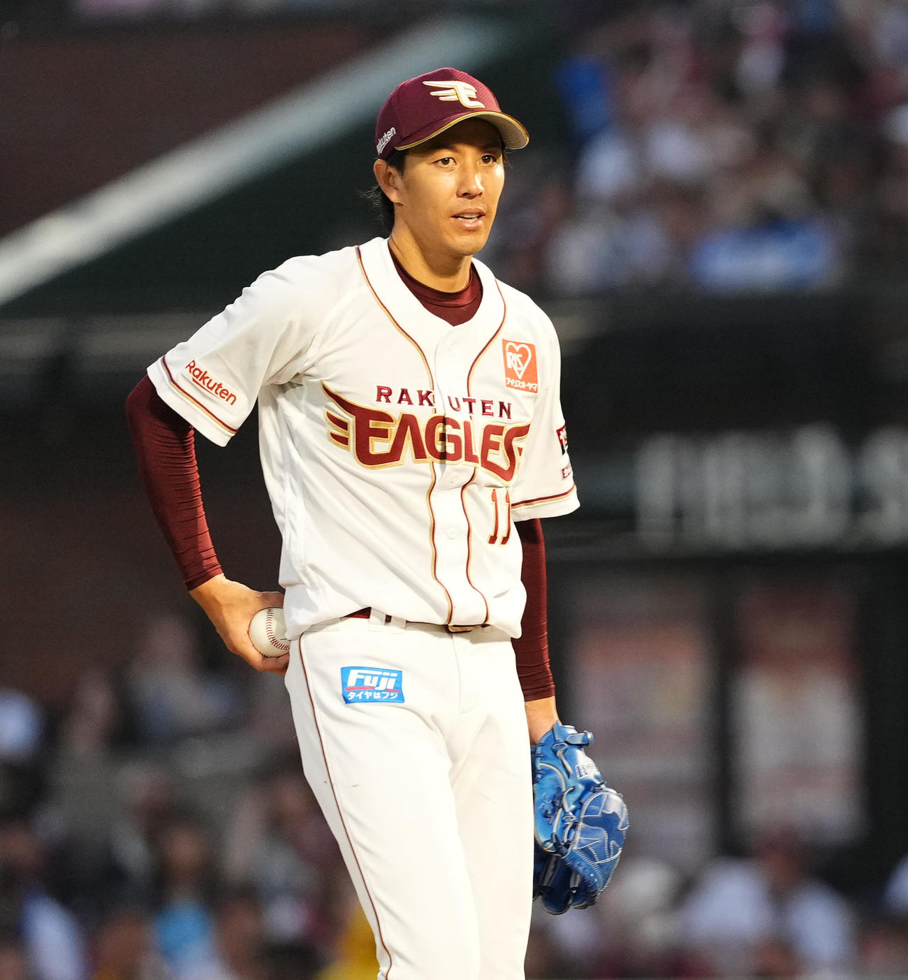 楽天対西武　完封勝利を飾り、ウイニングボールをポケットに入れる楽天岸（撮影・菅敏）