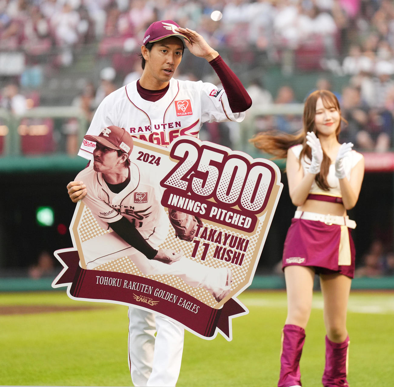 楽天対西武　6回を終え、通算2500回投球を達成し、記念のプレートを手にする楽天岸（撮影・菅敏）