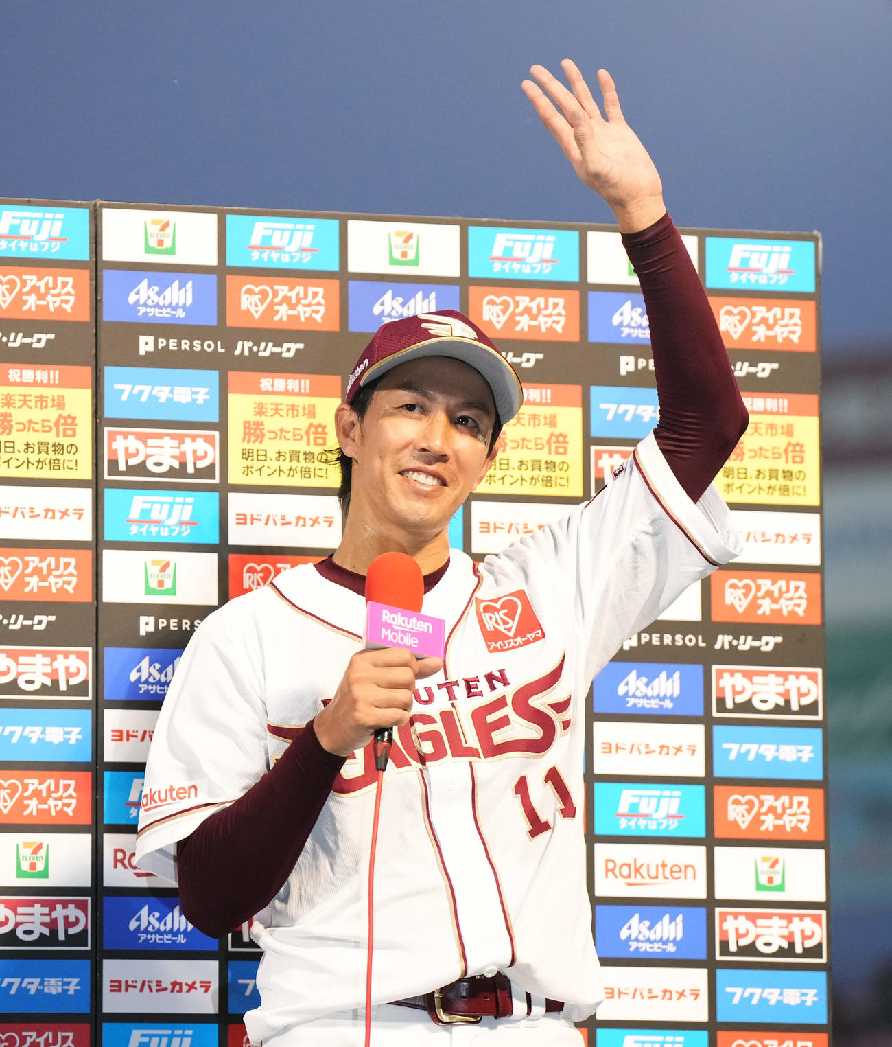 楽天対西武　完封勝利を飾り、ヒーローインタビューでファンの歓声に応える楽天岸（撮影・菅敏）