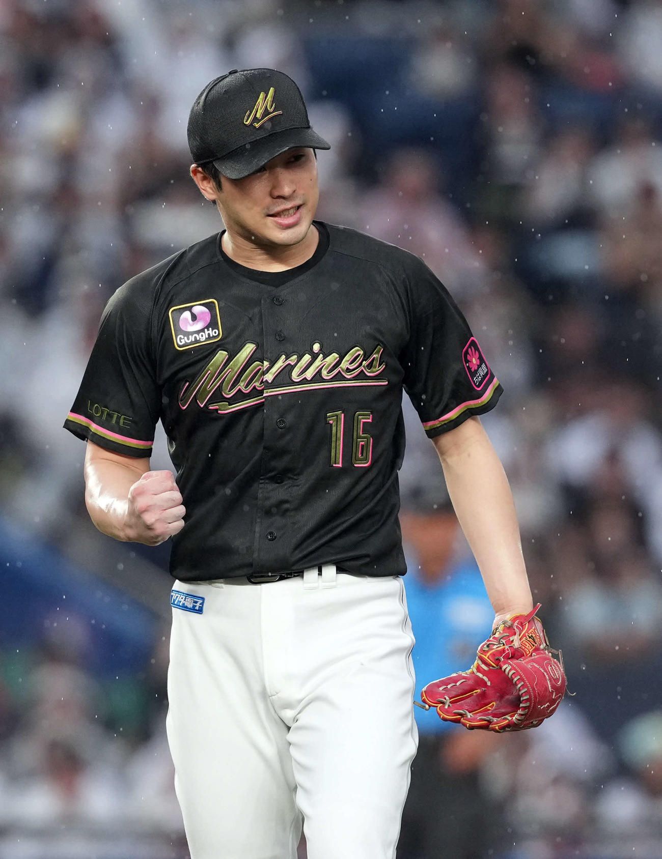 ロッテ対オリックス　1回表オリックス1死一、三塁、森を併殺打に打ち取りガッツポーズを決めるロッテの先発種市（撮影・たえ見朱実）