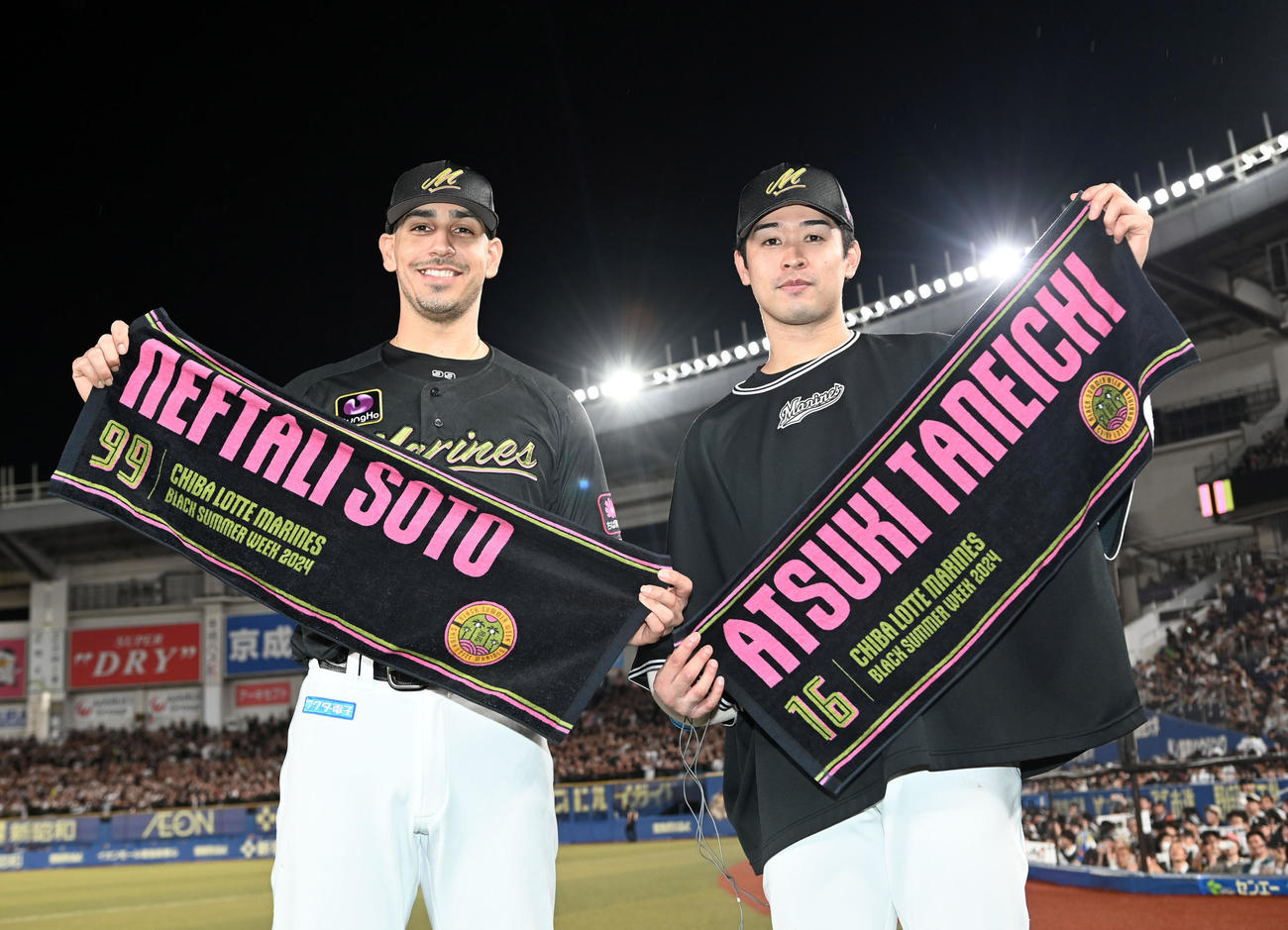 ロッテ対オリックス　オリックスに勝利し笑顔を見せるロッテのネフタリ・ソト（左）と種市（撮影・たえ見朱実）