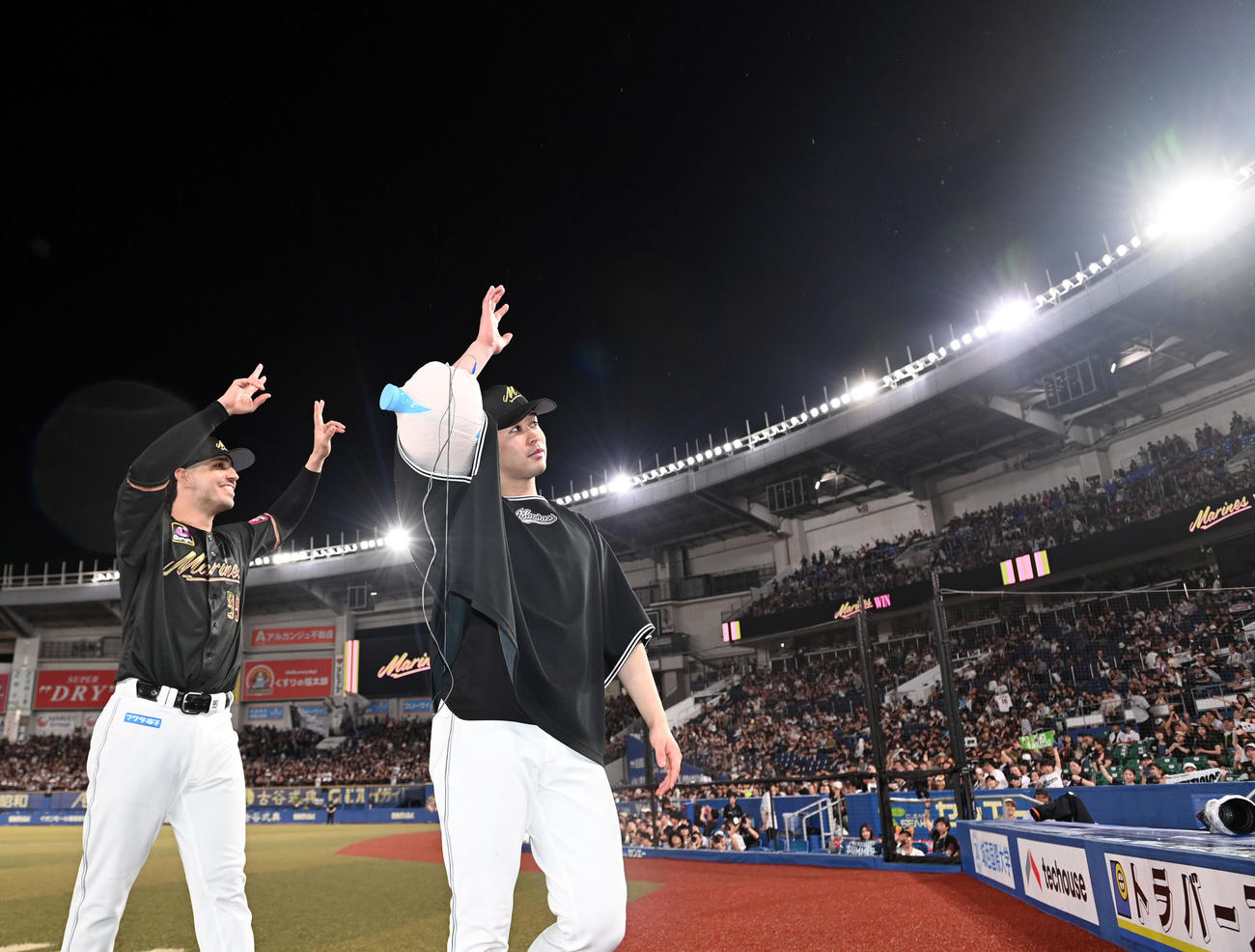 ロッテ対オリックス　オリックスに勝利し笑顔を見せるロッテのソト（左）と種市（撮影・たえ見朱実）