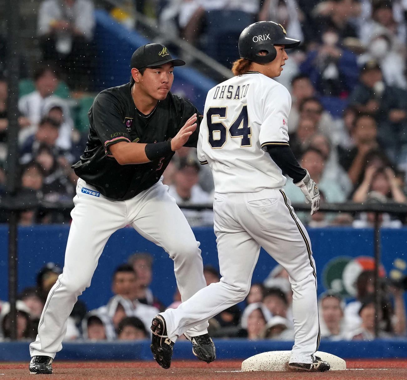 ロッテ対オリックス　1回表オリックス無死二塁、太田の右前打で二走大里が本塁狙うも挟まれアウト（撮影・たえ見朱実）