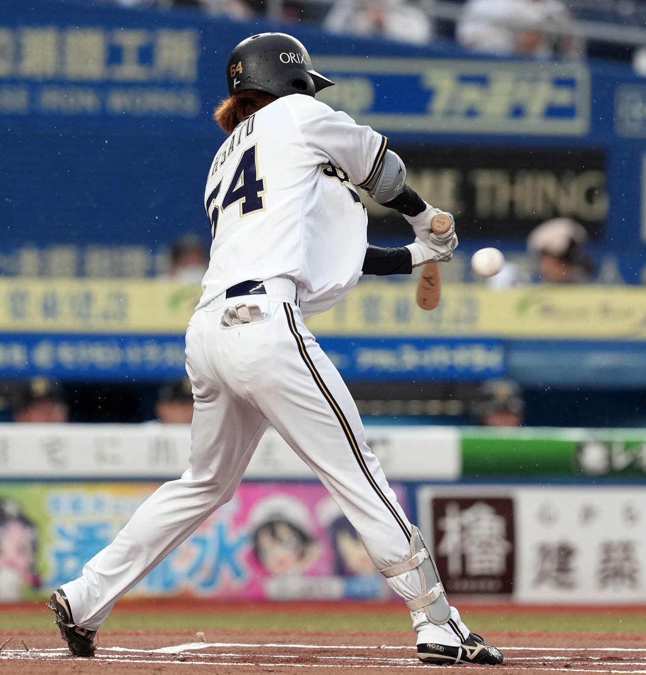 ロッテ対オリックス　1回表オリックス無死、二塁打を放つ大里（撮影・たえ見朱実）