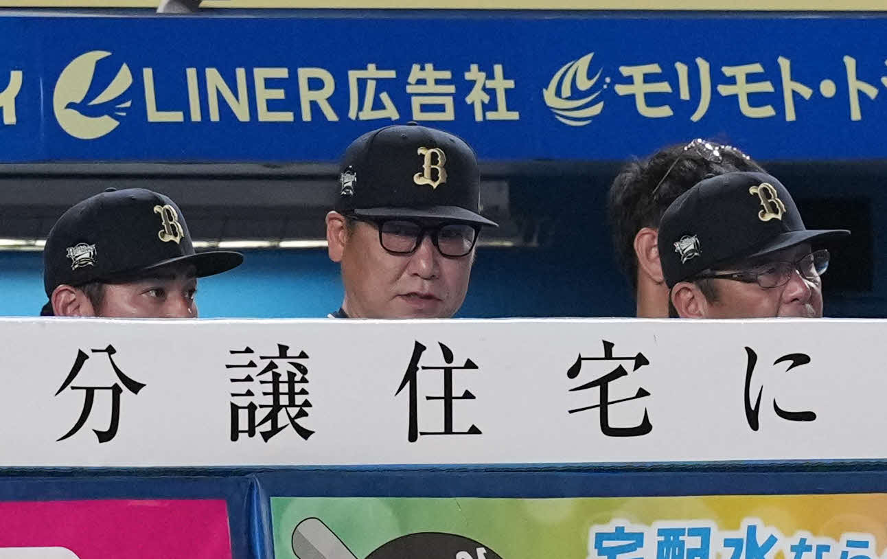 ロッテ対オリックス　ベンチで厳しい表情のオリックス中嶋監督（撮影・たえ見朱実）