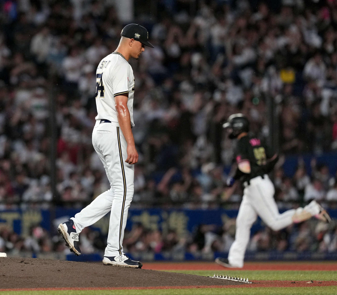 ロッテ対オリックス　3回裏ロッテ2死一、二塁、ソト3点本塁打を浴びるカスティーヨ（撮影・たえ見朱実）