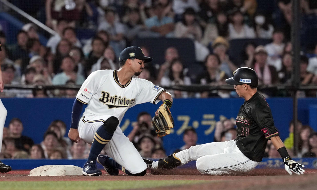 ロッテ対オリックス　4回裏ロッテ2死一、三塁、2点適時三塁打を放った高部（撮影・たえ見朱実）