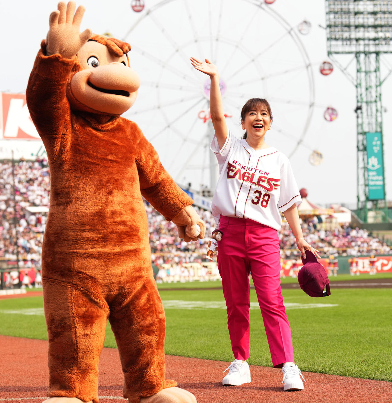 楽天対西武　セレモニアルピッチを務めるおさるのジョージ（左）と岩崎良美（撮影・菅敏）