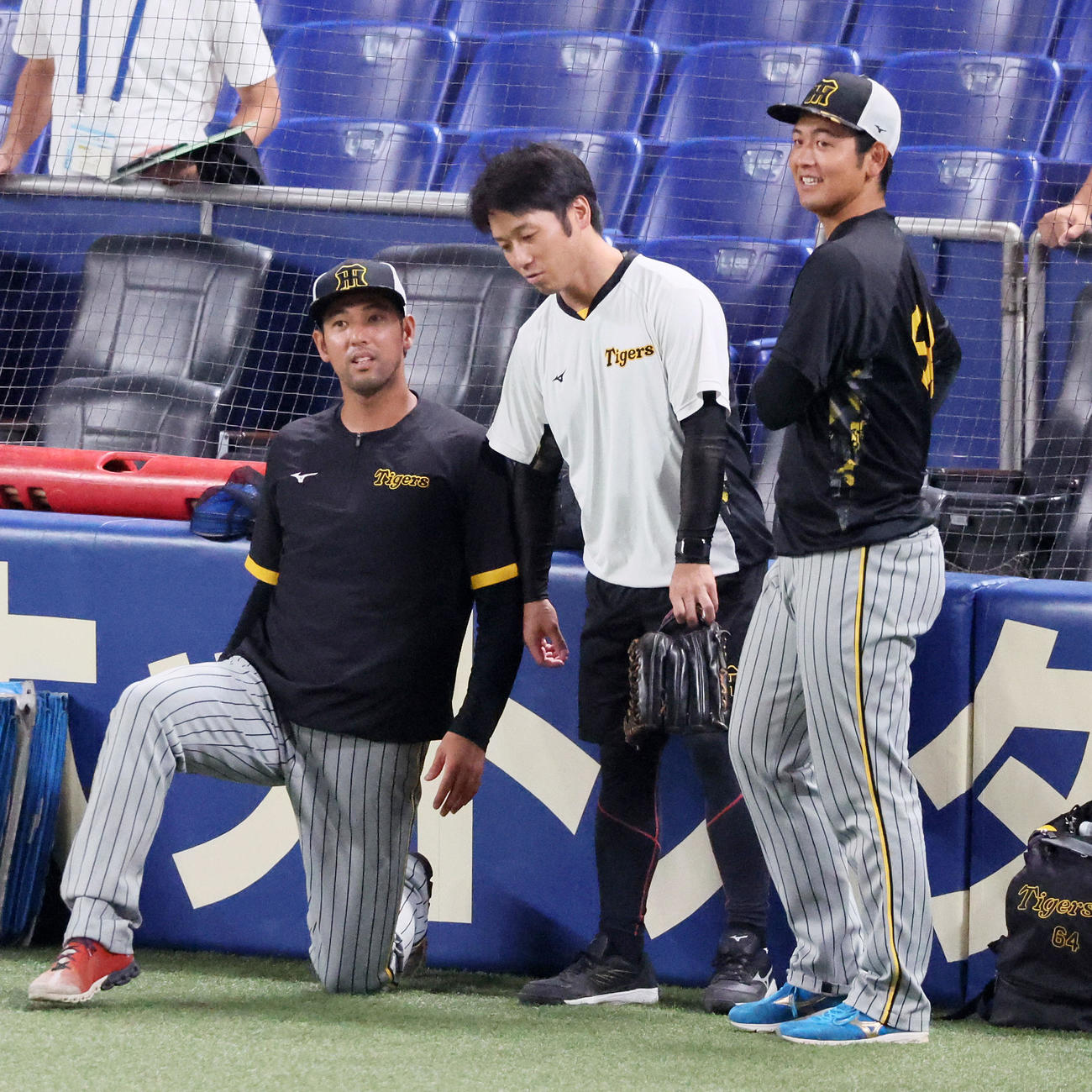 中日対阪神　1軍に昇格した加治屋（左）と岡留（撮影・加藤哉）