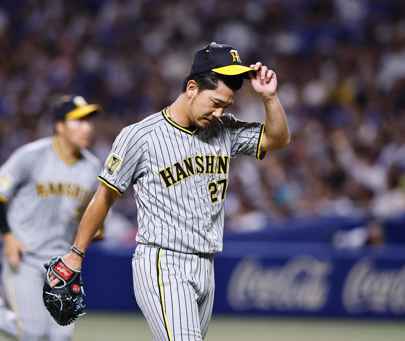 中日対阪神　2回を終え、ベンチに戻る阪神伊藤将（2024年7月13日撮影）