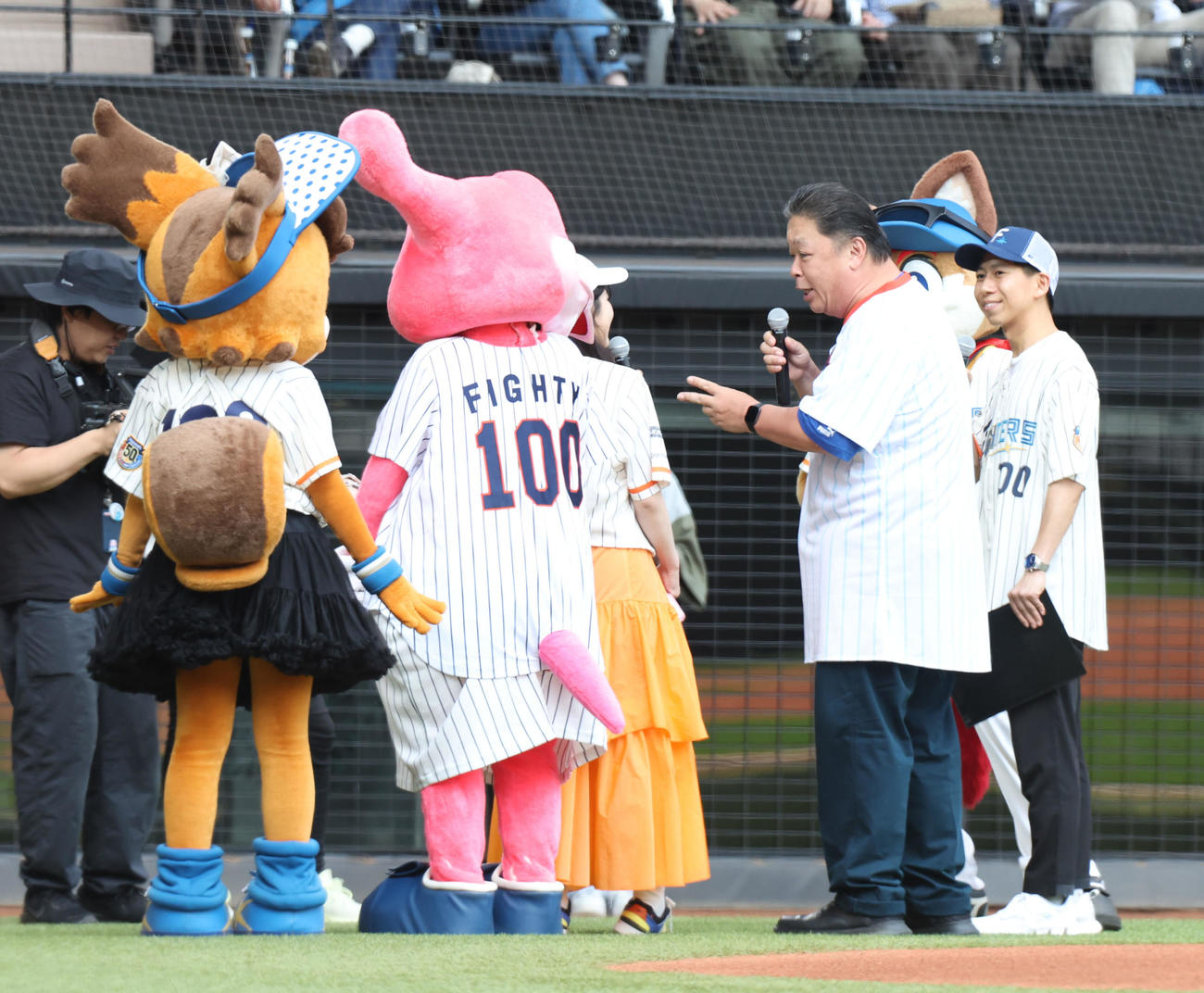 日本ハム対ソフトバンク　試合前、トークをする伊集院光（撮影・佐藤翔太）