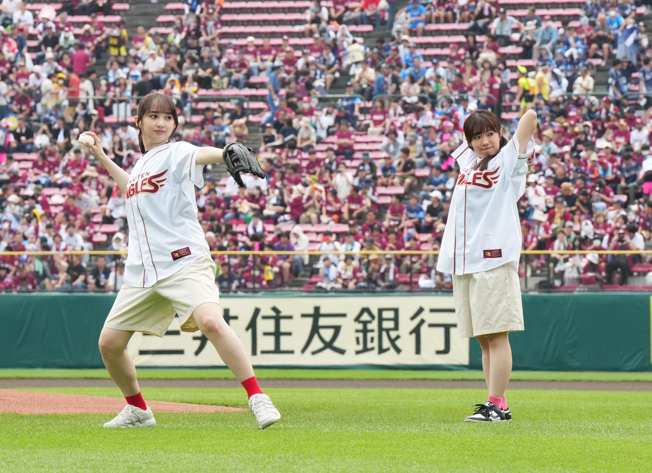 楽天対西武　セレモニアルピッチを務めるラブライブ！黒澤ダイヤ役の小宮有紗（左）と黒澤ルビィ降幡愛（撮影・菅敏）