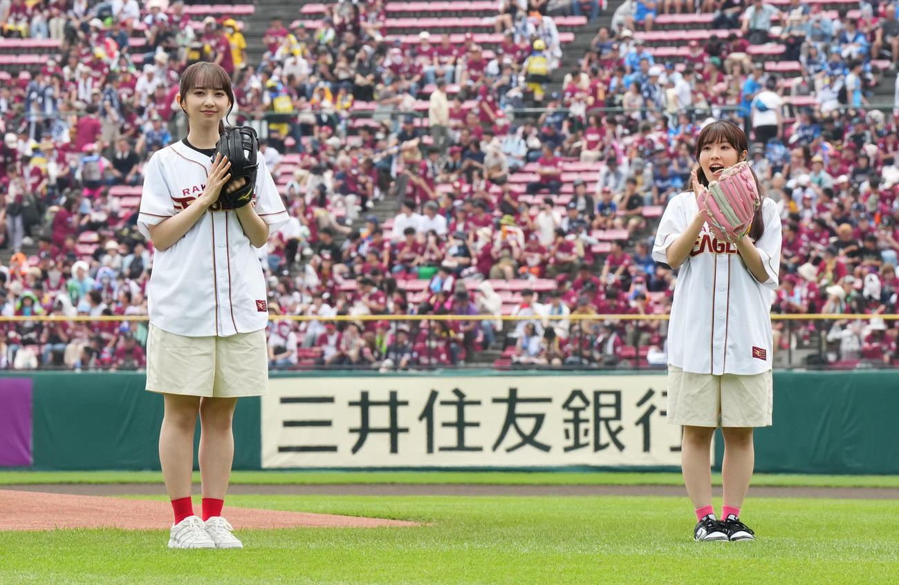 楽天対西武　セレモニアルピッチを務めるラブライブ！黒澤ダイヤ役の小宮有紗（左）と黒澤ルビィ降幡愛（撮影・菅敏）