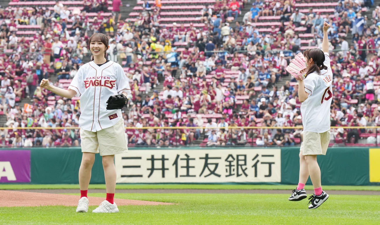 楽天対西武　セレモニアルピッチを務めるラブライブ！黒澤ダイヤ役の小宮有紗（左）と黒澤ルビィ降幡愛（撮影・菅敏）