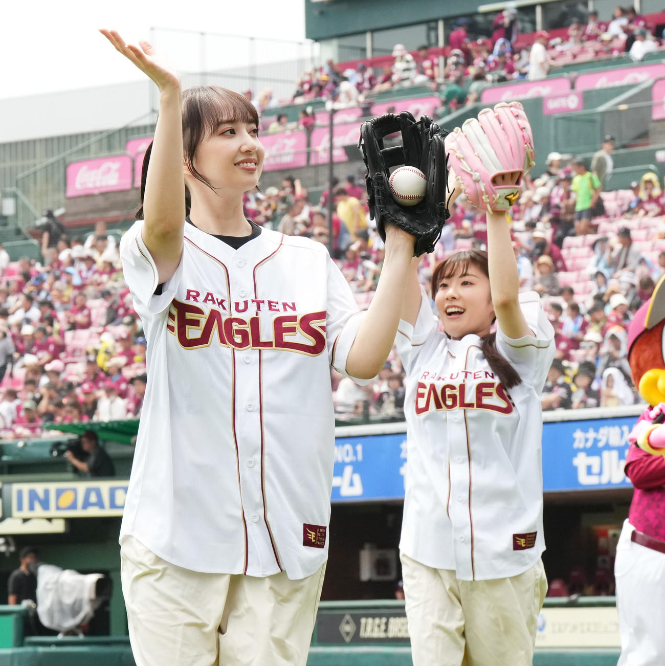楽天対西武　セレモニアルピッチを終え、引き揚げるラブライブ！黒澤ダイヤ役の小宮有紗（左）と黒澤ルビィ降幡愛（撮影・菅敏）