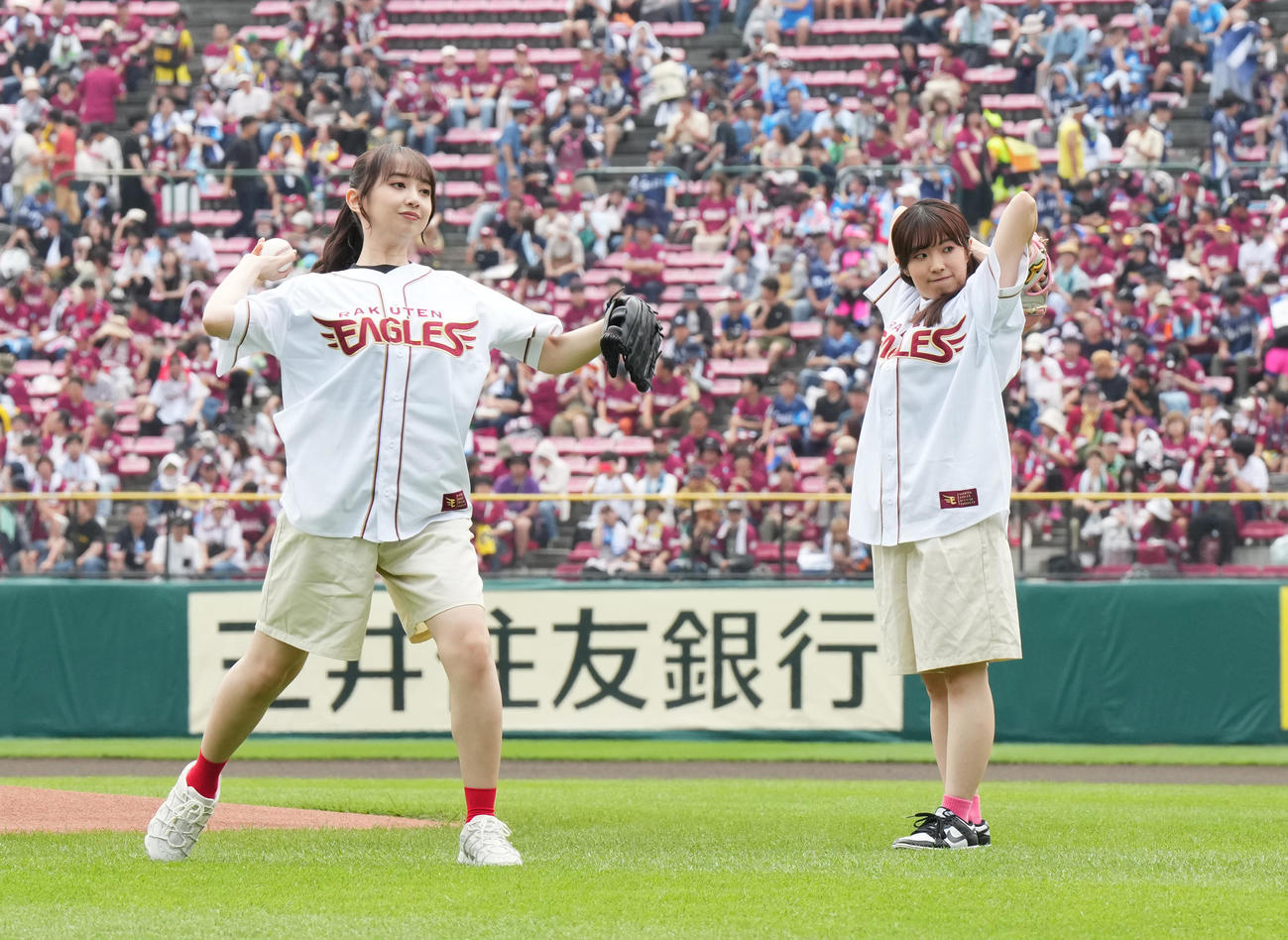 楽天対西武　セレモニアルピッチを務めるラブライブ！黒澤ダイヤ役の小宮有紗（左）と黒澤ルビィ降幡愛（撮影・菅敏）