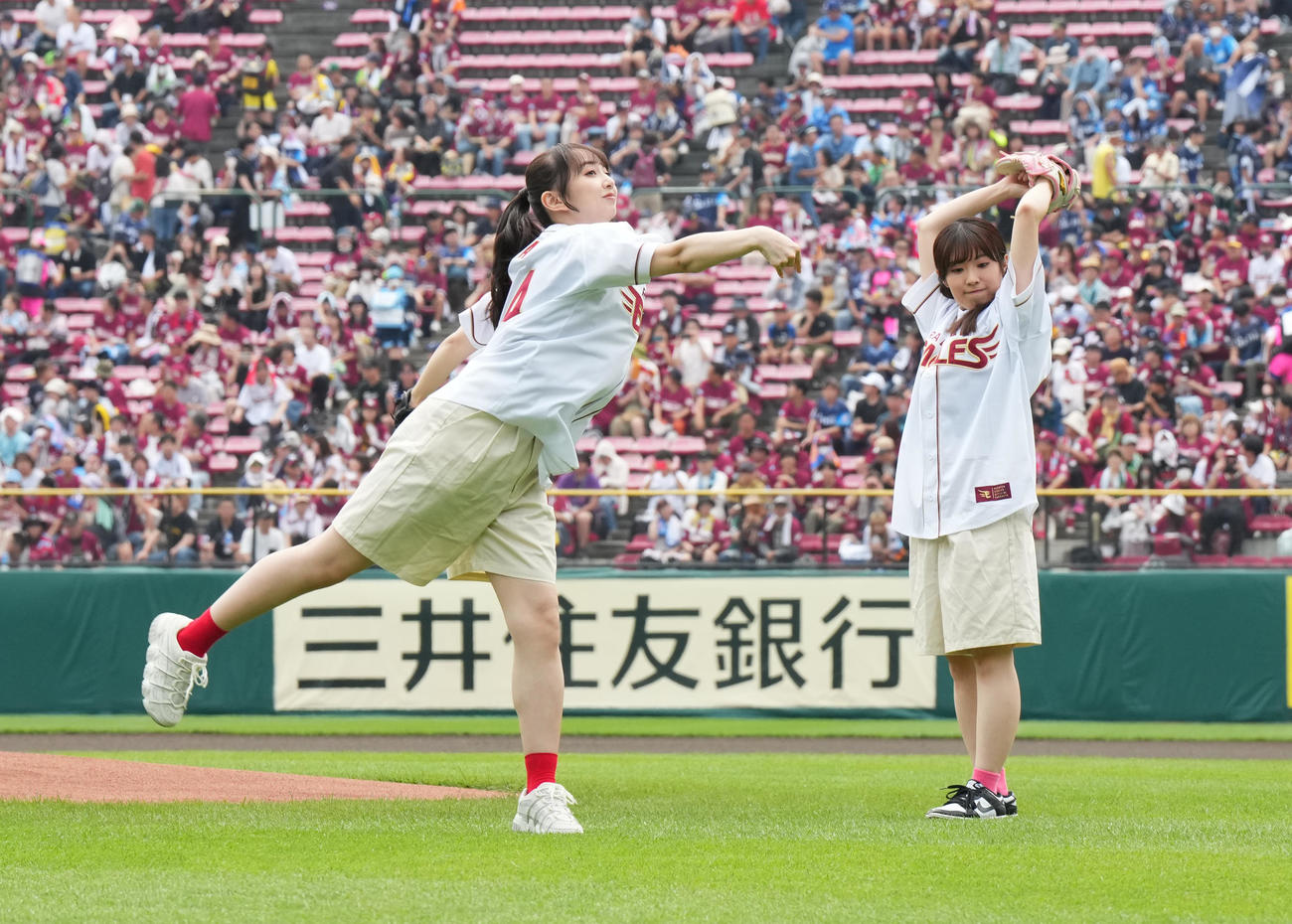 楽天対西武　セレモニアルピッチを務めるラブライブ！黒澤ダイヤ役の小宮有紗（左）と黒澤ルビィ降幡愛（撮影・菅敏）