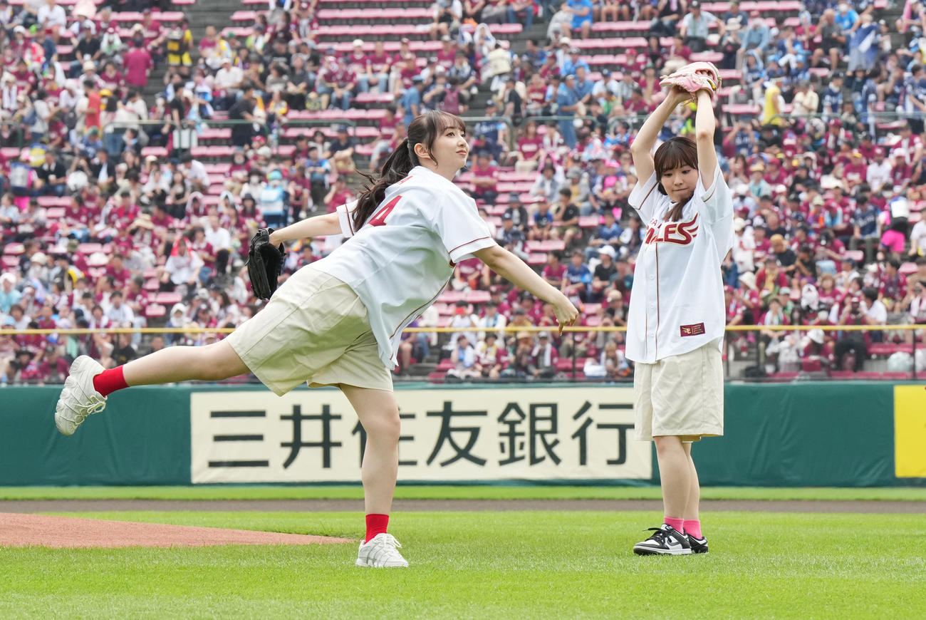 楽天対西武　セレモニアルピッチを務めるラブライブ！黒澤ダイヤ役の小宮有紗（左）と黒澤ルビィ降幡愛（撮影・菅敏）