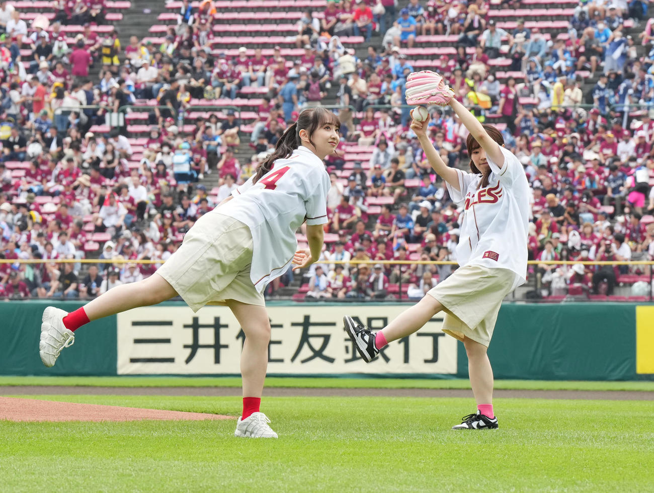 楽天対西武　セレモニアルピッチを務めるラブライブ！黒澤ダイヤ役の小宮有紗（左）と黒澤ルビィ降幡愛（撮影・菅敏）