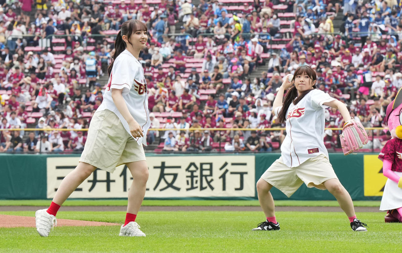 楽天対西武　セレモニアルピッチを務めるラブライブ！黒澤ダイヤ役の小宮有紗（左）と黒澤ルビィ降幡愛（撮影・菅敏）