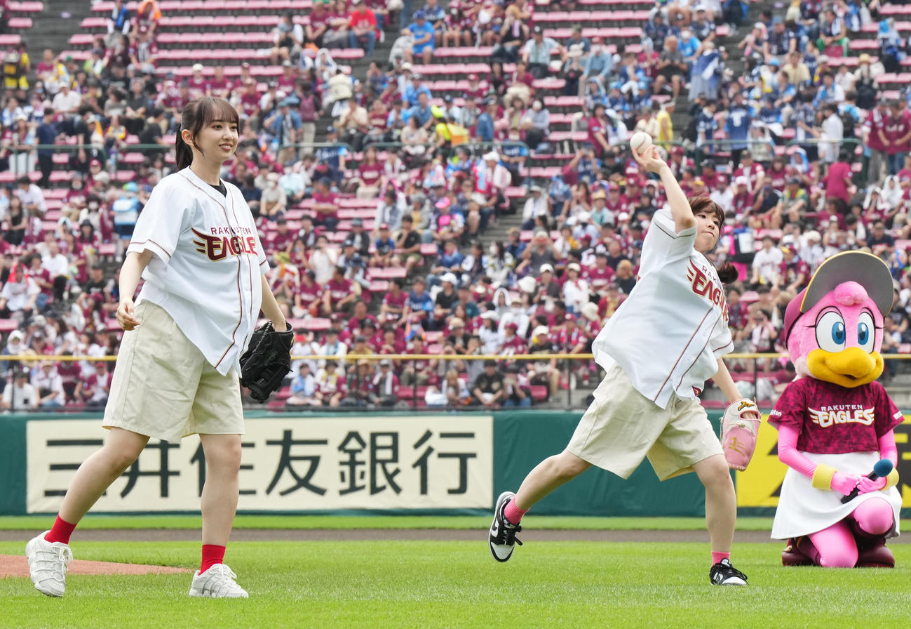 楽天対西武　セレモニアルピッチを務めるラブライブ！黒澤ダイヤ役の小宮有紗（左）と黒澤ルビィ降幡愛（撮影・菅敏）