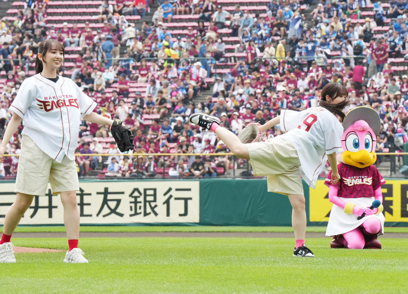 楽天対西武　セレモニアルピッチを務めるラブライブ！黒澤ダイヤ役の小宮有紗（左）と黒澤ルビィ降幡愛（撮影・菅敏）