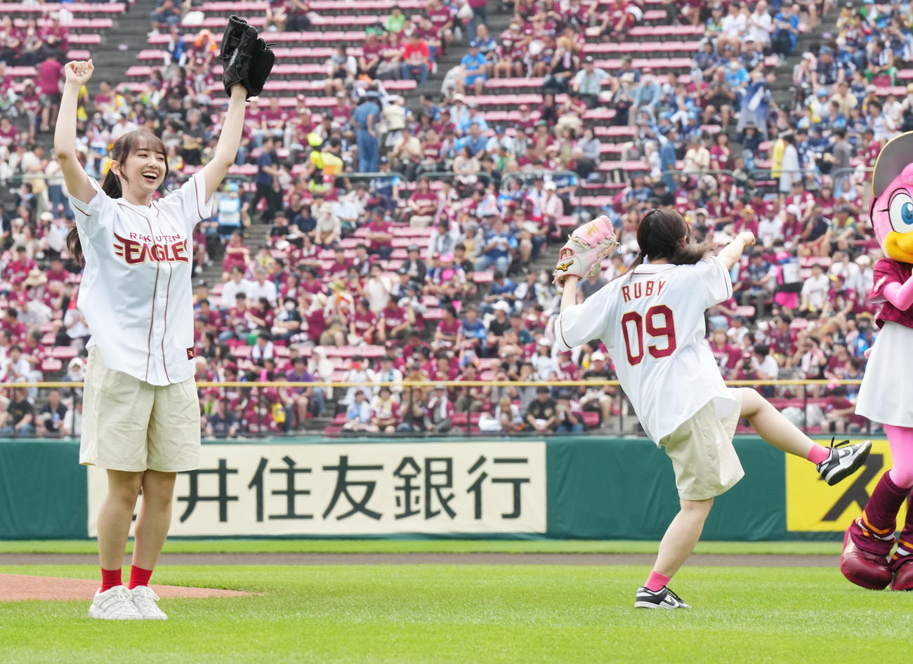楽天対西武　セレモニアルピッチを務めるラブライブ！黒澤ダイヤ役の小宮有紗（左）と黒澤ルビィ降幡愛（撮影・菅敏）